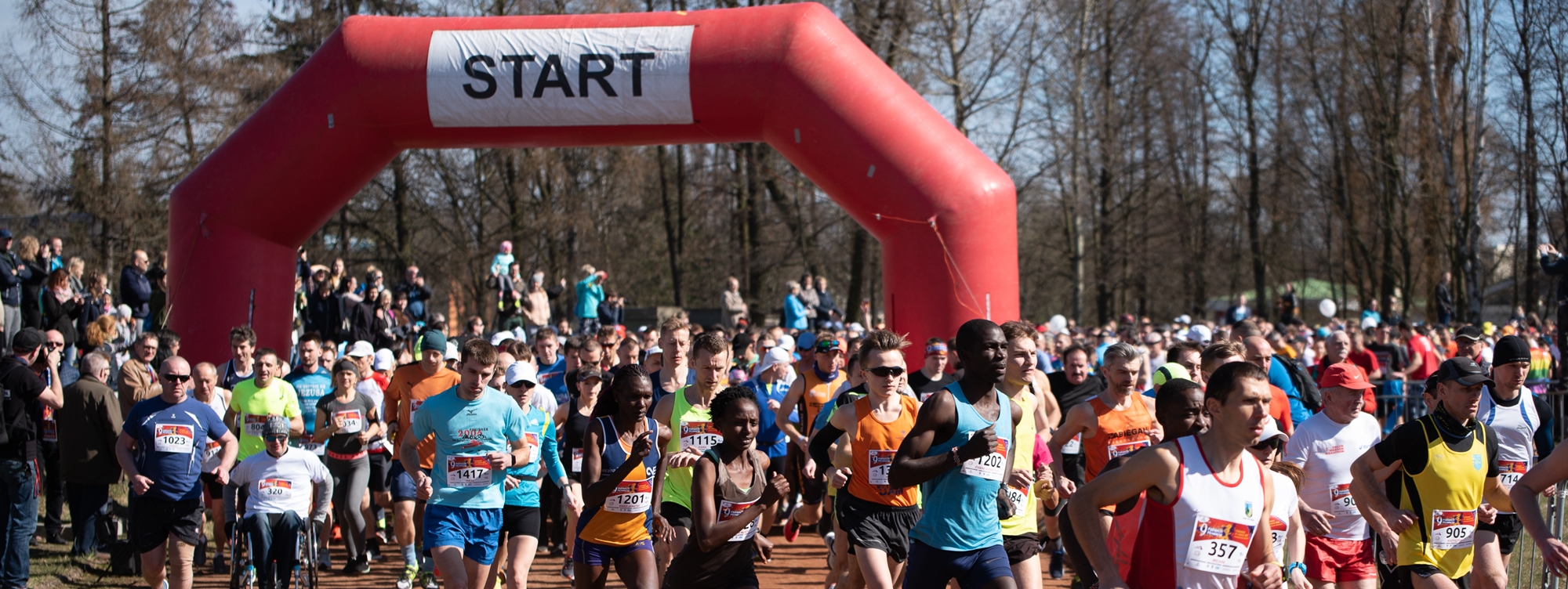 Biegnący w maratonie zawodnicy