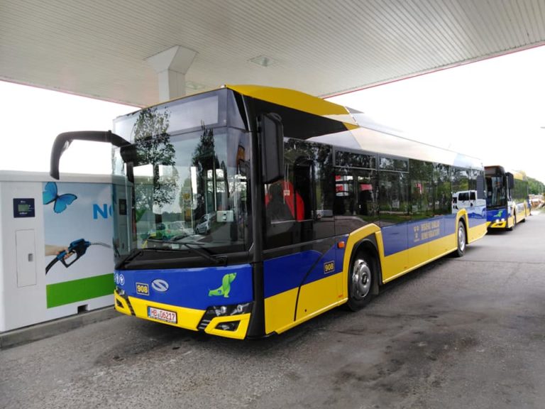 Autobus w drodze z fabryki w Bolechowie do Pabianic - na stacji paliw