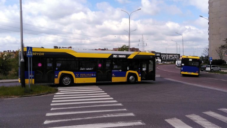 Solarisy Urbino 12 hybrid wyjeżdżające z krańcówki Waltera-Jankego, 2020 r.