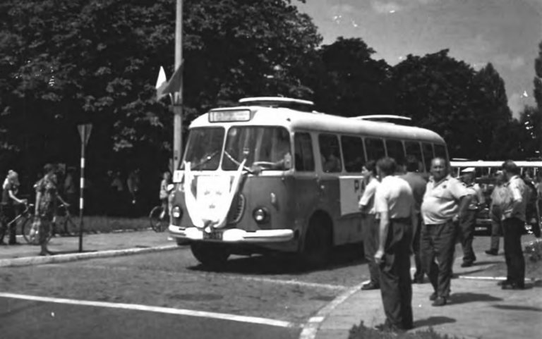 Uroczyste otwarcie linii nr 1, 19 lipca 1972 r. fot. ze zbiorów Muzeum Miasta Pabianic, materiał z książki „Przystanek Pabianice – z historii miejskiej komunikacji”