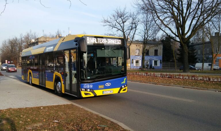 Solaris Urbino 12 hybrid na ul. Nawrockiego, 2018 r.