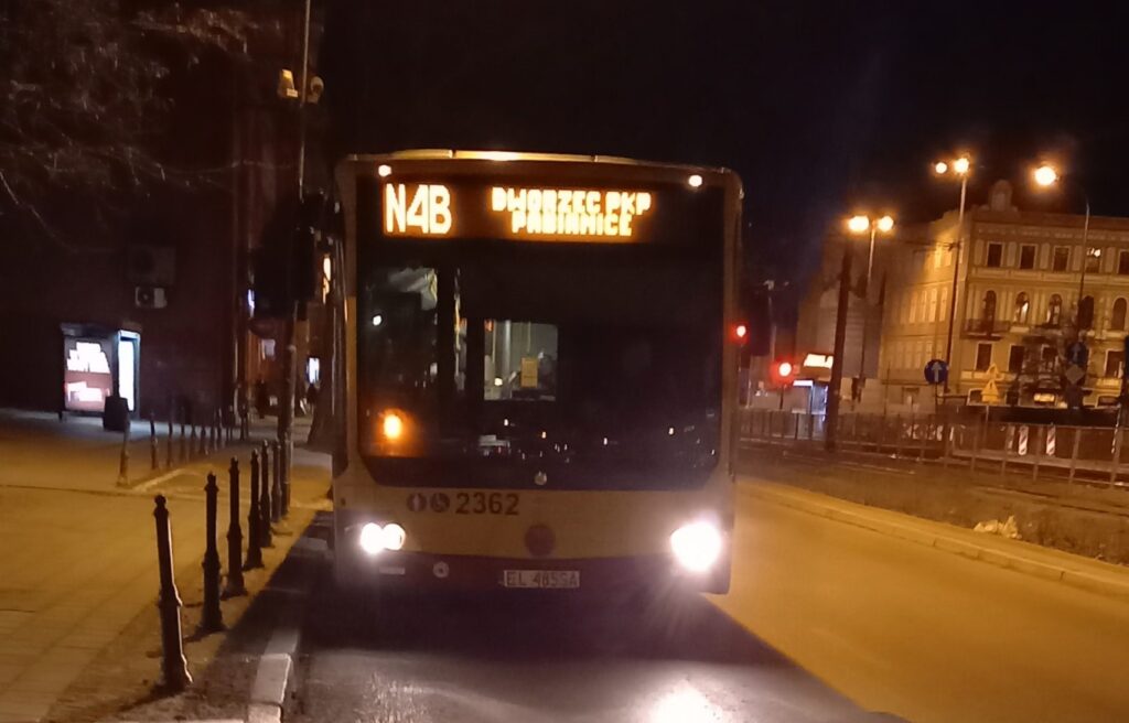 Autobus linii N4B na ul. Kościuszki w Łodzi, 2022 r.