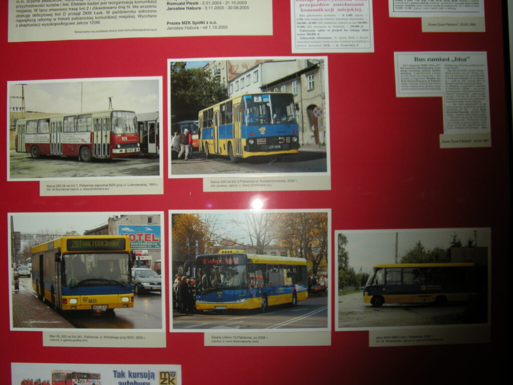 Plansze ze zdjęciami miejskich autobusów