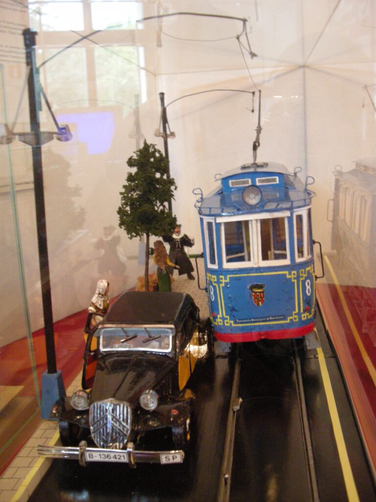 Model zabytkowego tramwaju i samochodu