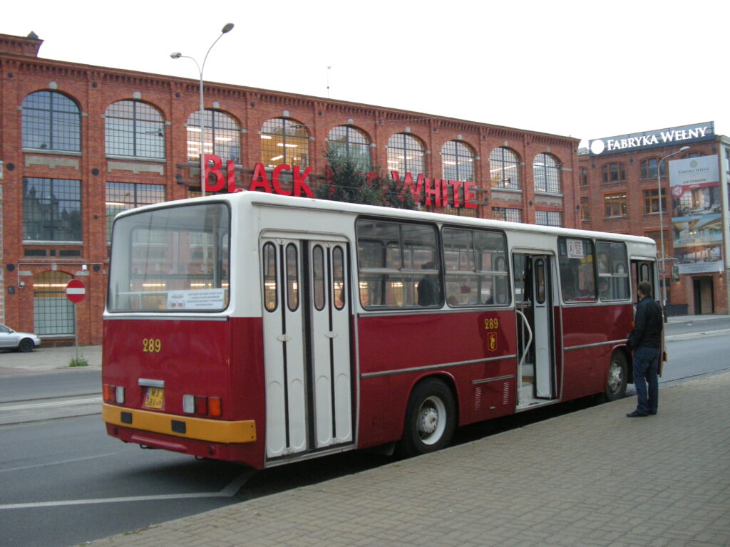 Ikarus 260 przed zamkiem