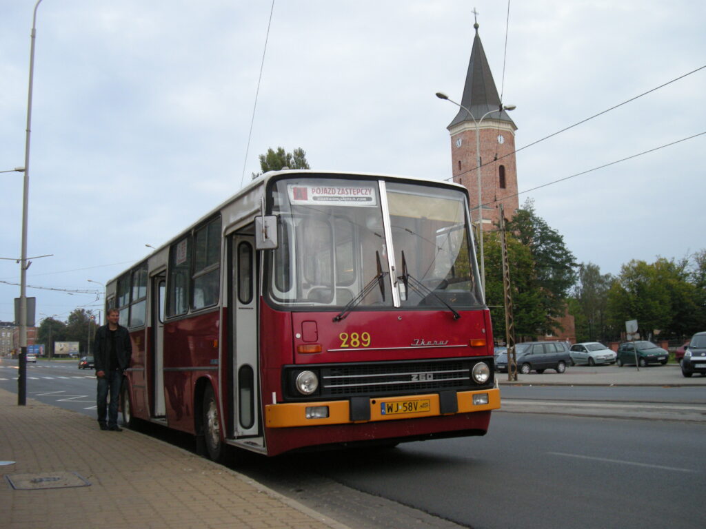 Ikarus 260 przed zamkiem