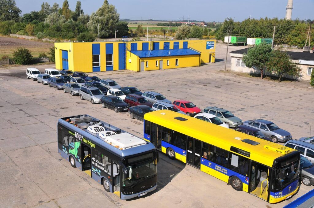 Wizualizacja ile miejsca zajmuje jeden autobus, a ile 30 samochodów