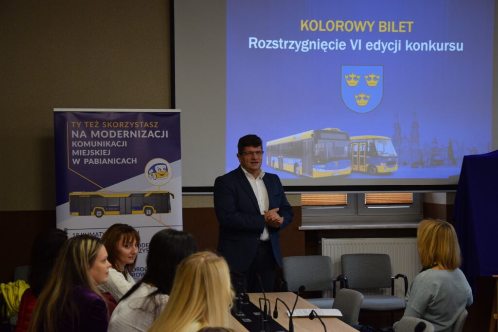 Rozstrzygnięcie VI edycji konkursu "Kolorowy bilet", prezydent Pabianic Grzegorz Mackiewicz