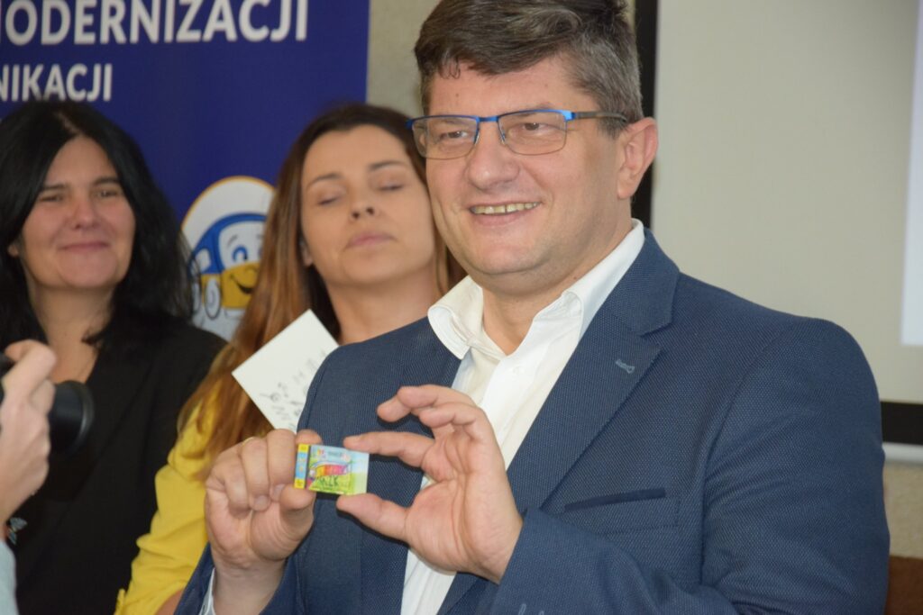 Prezydent Pabianic Grzegorz Mackiewicz z bloczkiem kolorowych biletów, które zaprojektował laureat - Beniamin Max Wyrwa z kl. VI A SP14