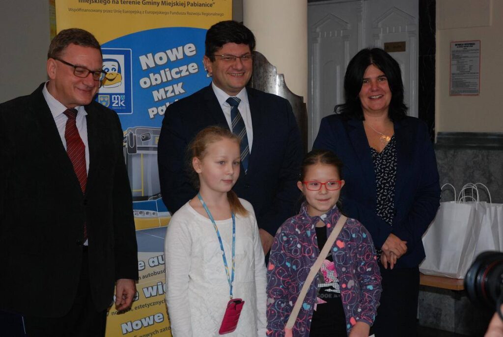 Marianna Langowska i Hanna Stańczak - uczennice klasy III B (SP17) - to laureatki konkursu na plakat promujący korzystanie z komunikacji miejskiej. Razem z nimi: Prezes MZK Jarosław Habura, Prezydent Pabianic Grzegorz Mackiewicz oraz Wiceprezydent Aleksandra Jarmakowska-Jasiczek, przewodnicząca jury konkursu