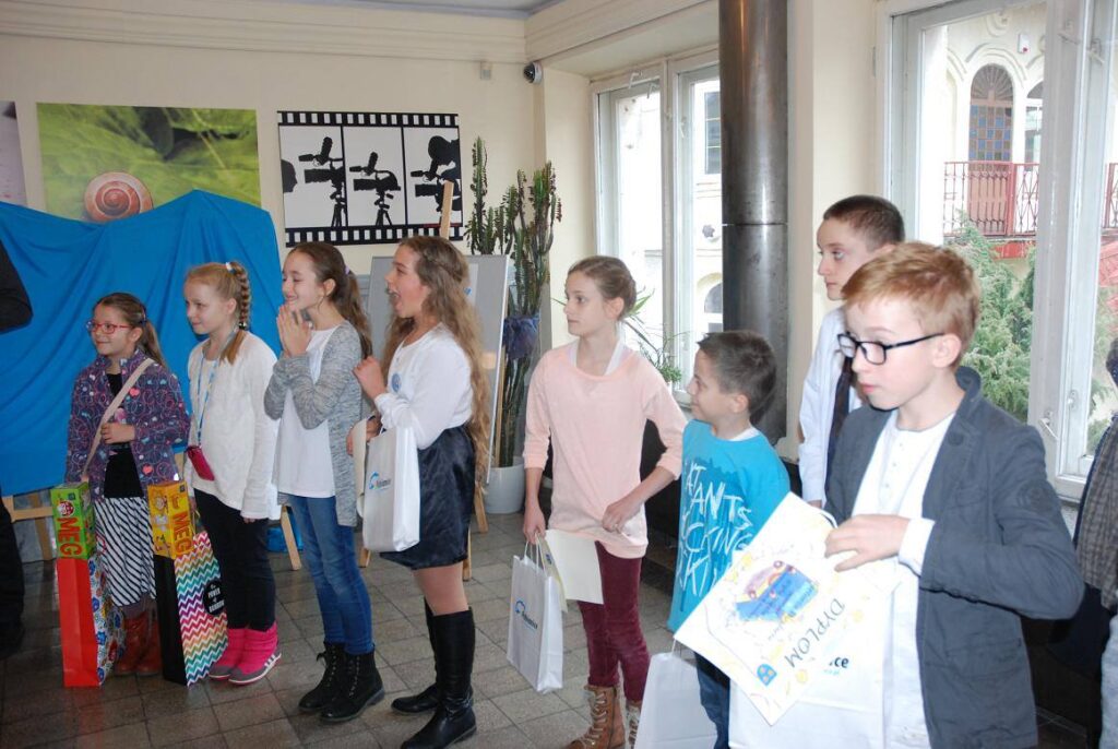Moment ogłoszenia wyników konkursu "Kolorowy bilet". Zwyciężyła Joanna Błęcka z kl. VI A, SP17