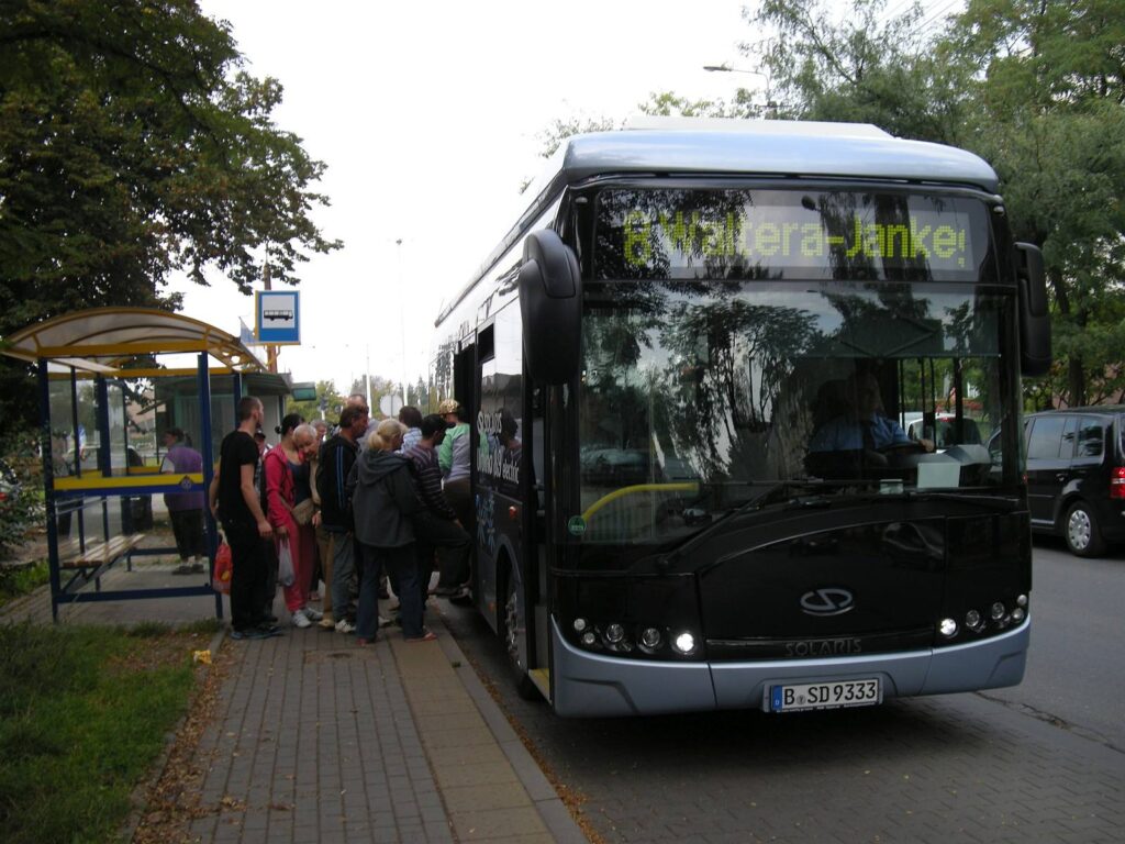 Solaris Urbino 8,9 Electric na ul. Wiejskiej, 2014 r.