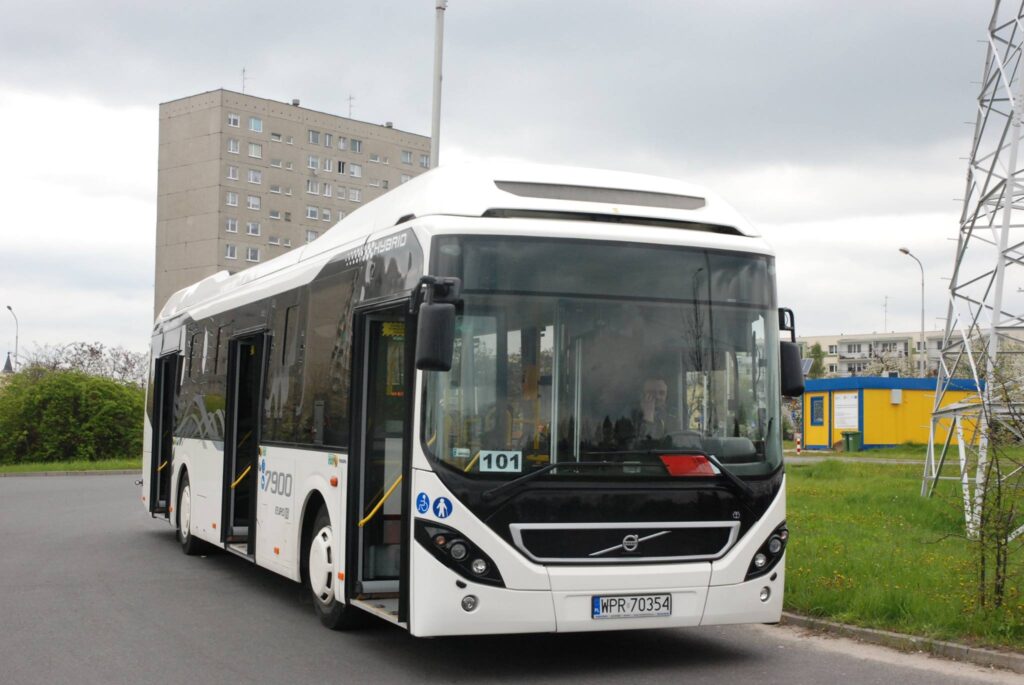 Volvo 7900 Hybrid na pętli Waltera-Jankego w Pabianicach, 2016 r.