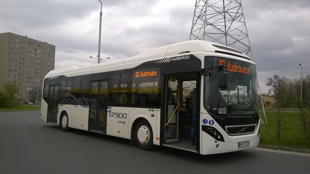 Volvo 7900 Hybrid na pętli Waltera-Jankego w Pabianicach, 2016 r.