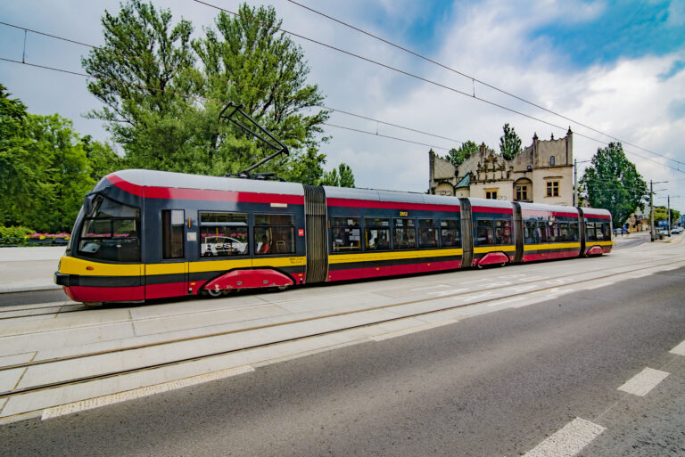 Tramwaj Pesa na ul. Zamkowej na tle zamku