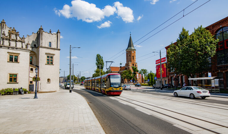 Tramwaj Pesa na tle zamku