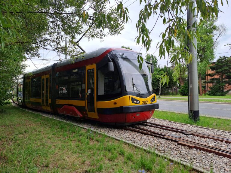 Tramwaj Pesa na ul. Warszawskiej