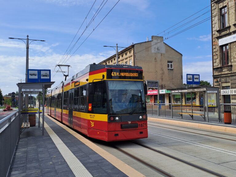 Tramwaj Siemens NF6D na ul. Warszawskiej