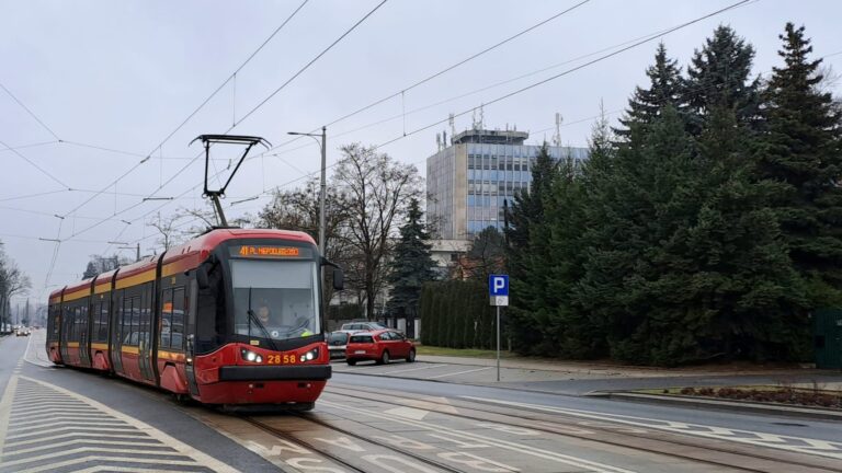 Tramwaj Pesa linii 41 na ul. Warszawskiej