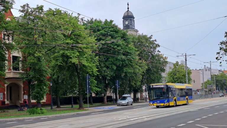 Autobus linii 7 na ul. Zamkowej