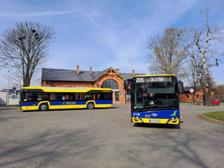 Autobus linii 265 na krańcówce Dworzec PKP