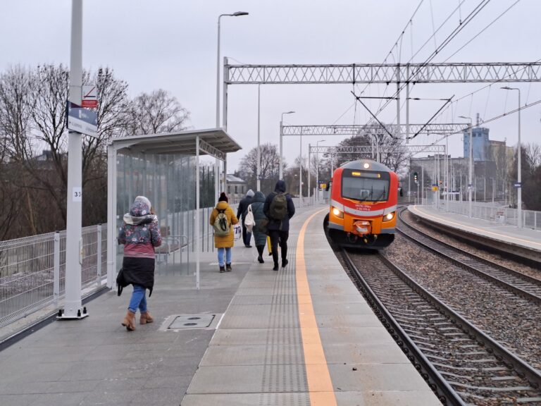 pociąg Regio na przystanku Pabianice Północne