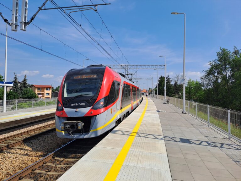 pociąg Impuls na przystanku Pabianice Północne