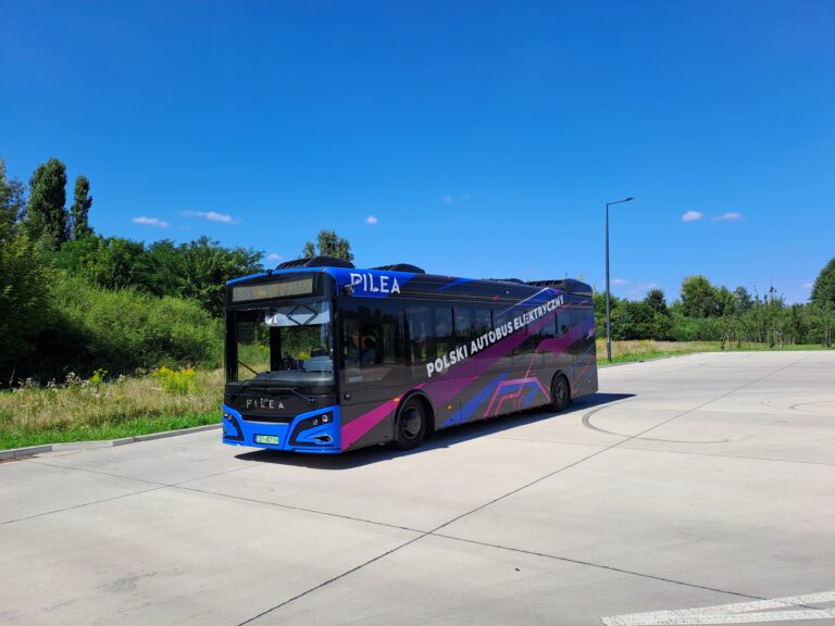Autobus elektryczny PILEA na krańcówce Podmiejska