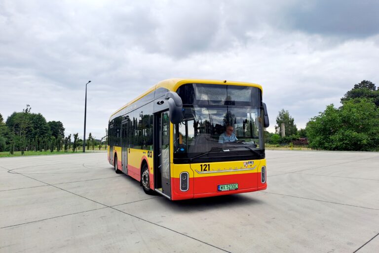 Testowy autobus elektryczny Yutong U12 na krańcówce Podmiejska