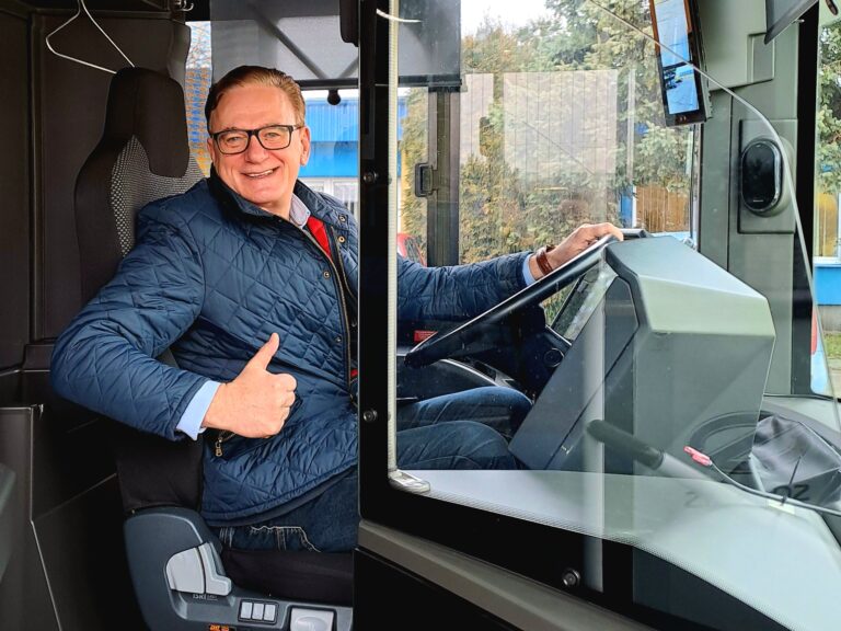 Jarosław Habura - prezes MZK - w autobusie, w kabinie kierowcy