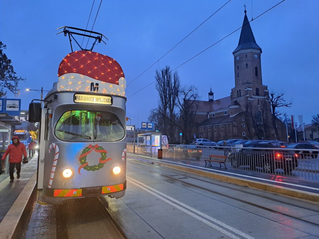 17.12.2023 - tramwaj świąteczny na przystanku Zamkowa/Zamek