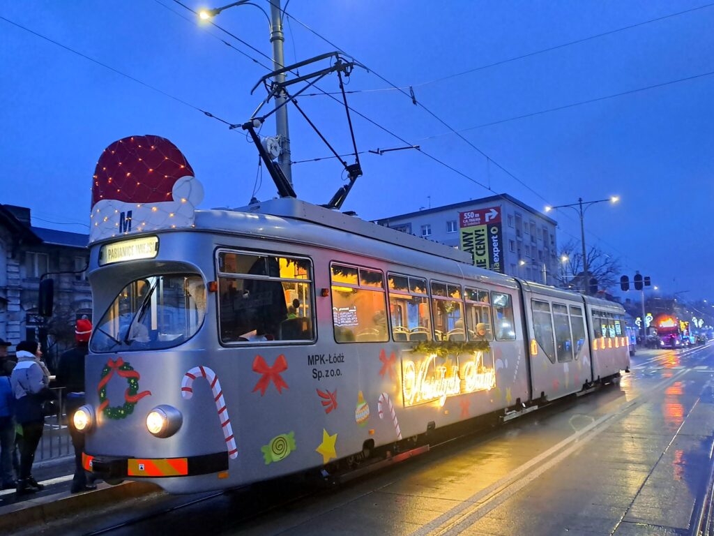 17.12.2023 - tramwaj świąteczny na przystanku Zamkowa/Traugutta