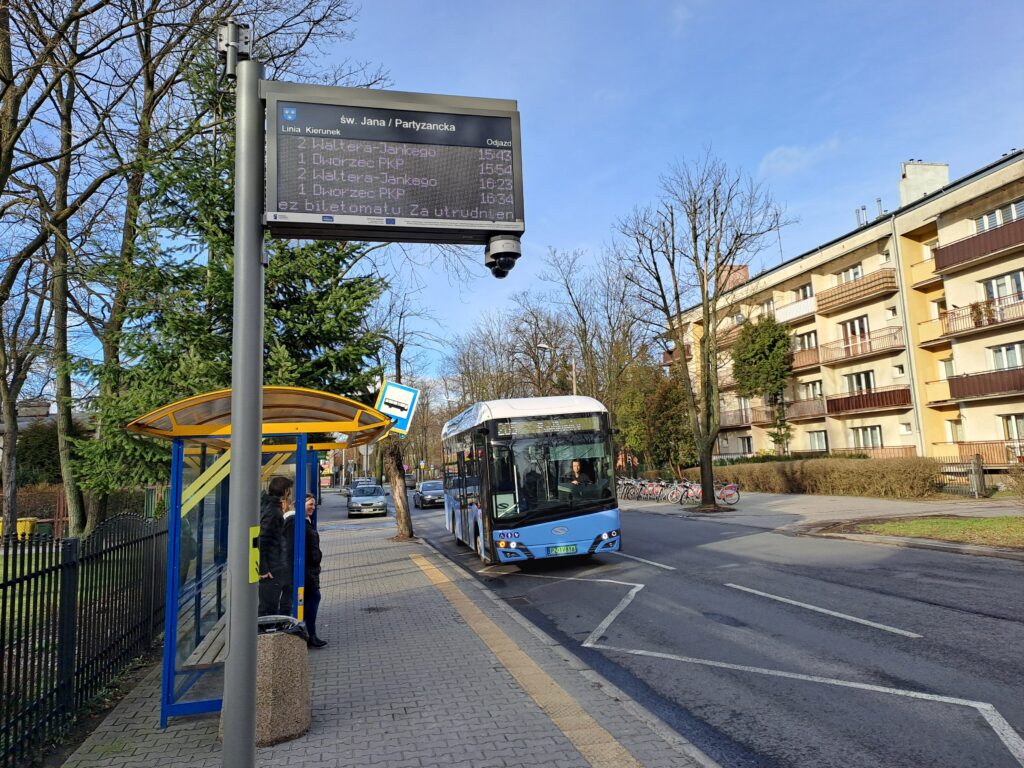Solaris Urbino 9 LE electric na ul. św. Jana na linii 265