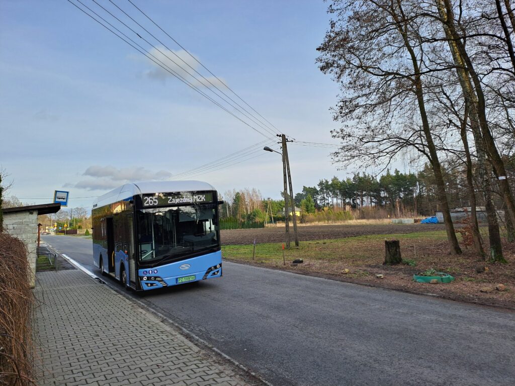 Solaris Urbino 9 LE electric w Pawlikowicach na linii 265