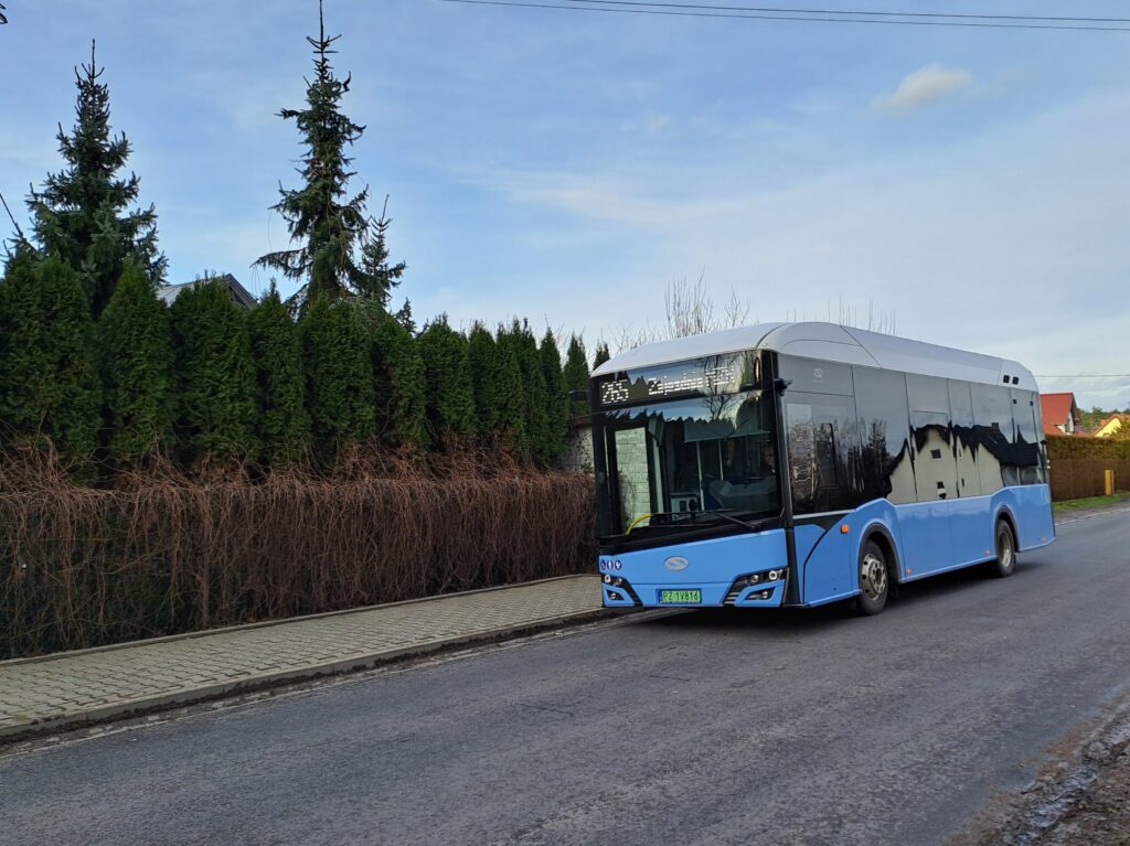 Solaris Urbino 9 LE electric w Pawlikowicach na linii 265