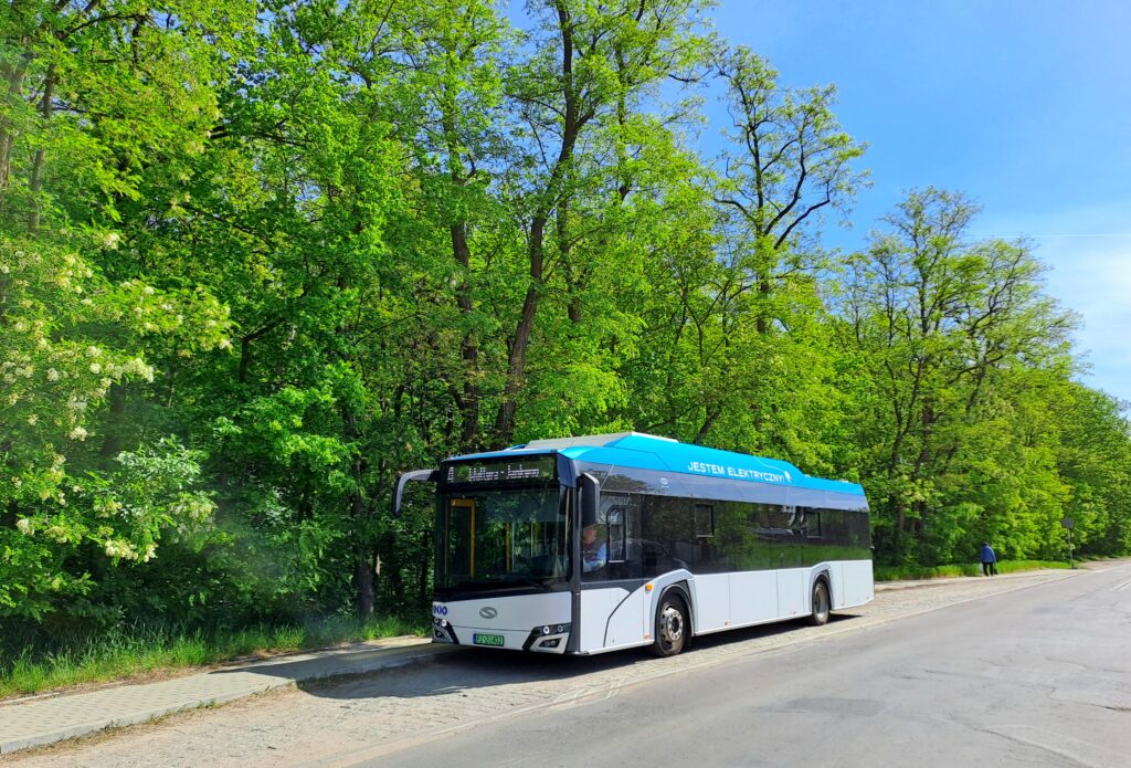 Solaris Urbino 12 electric na ul. 15 P. P. Wilków na linii 4