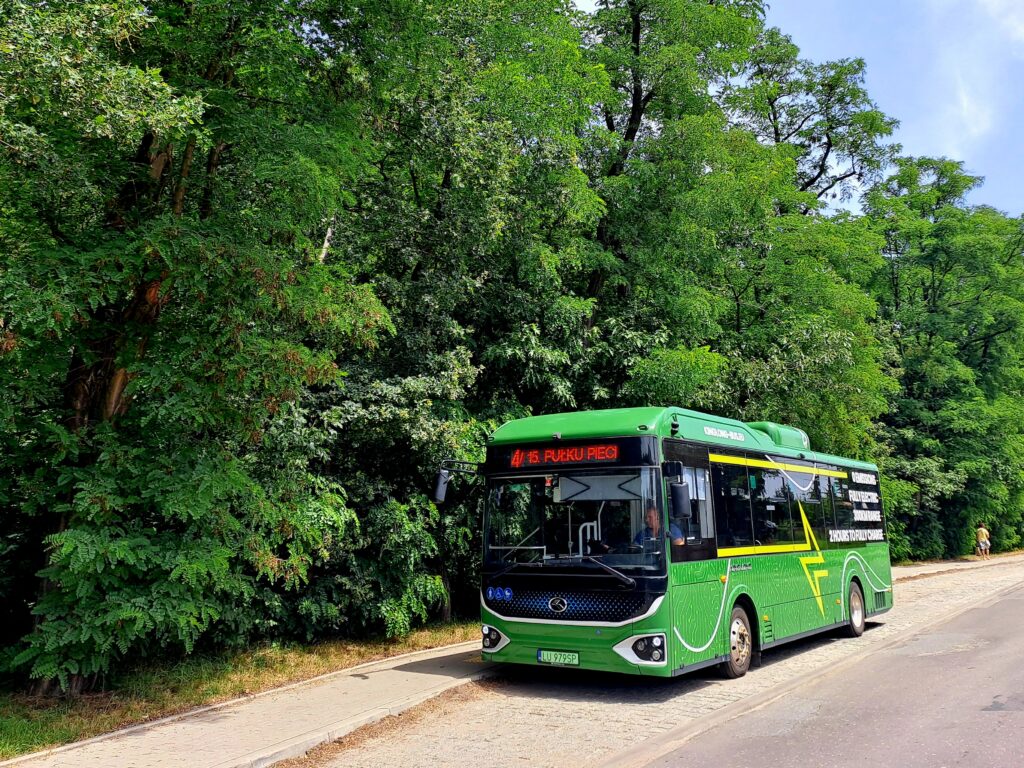KingLong PEV9 SmartCity na ul. 15 P. P. Wilków na linii 4