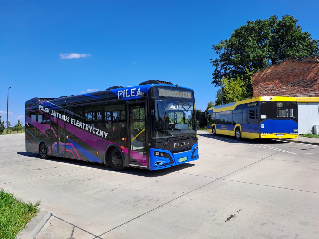Autobus Pilea 10E na pętli Podmiejska