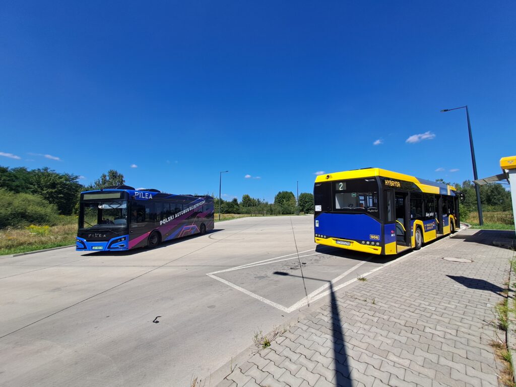Autobus Pilea 10E na pętli Podmiejska