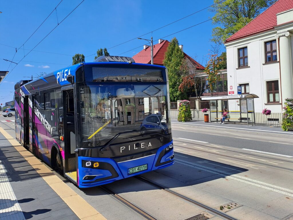 Autobus Pilea 10E na ul. Zamkowej
