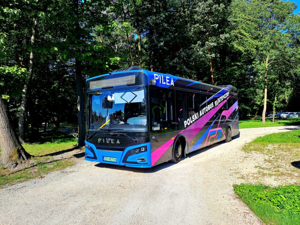 Autobus Pilea 10E na pętli Ksawerów Urząd Gminy na linii 263