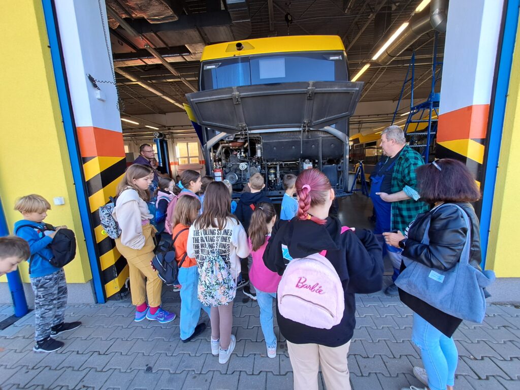 Grupa szkolna w zajezdni MZK Pabianice