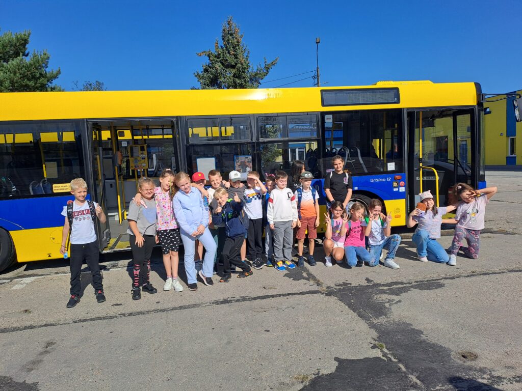 Grupa szkolna w zajezdni MZK Pabianice