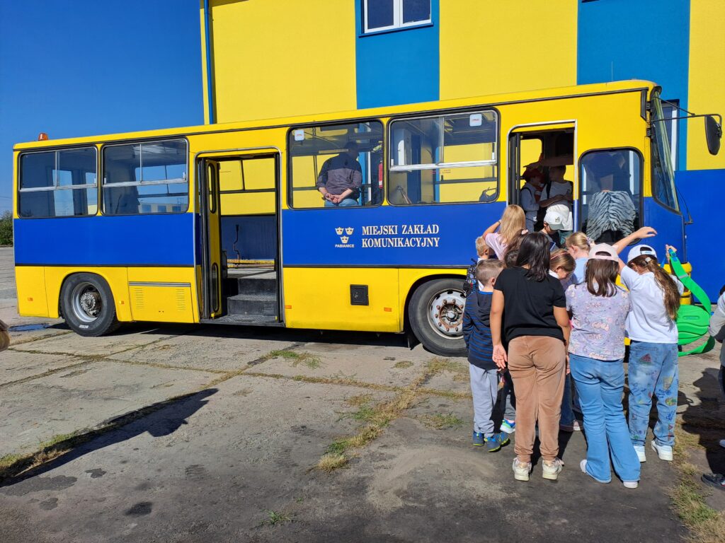 Grupa szkolna w zajezdni MZK Pabianice