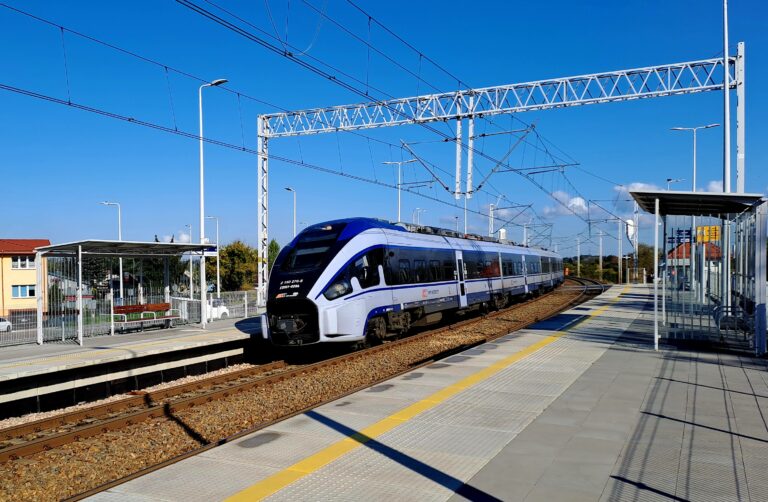 Pociąg InterCity przejeżdżający przez przystanek Pabianice Północne