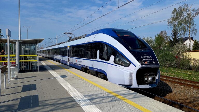 pociąg InterCity Dart na stacji Pabianice