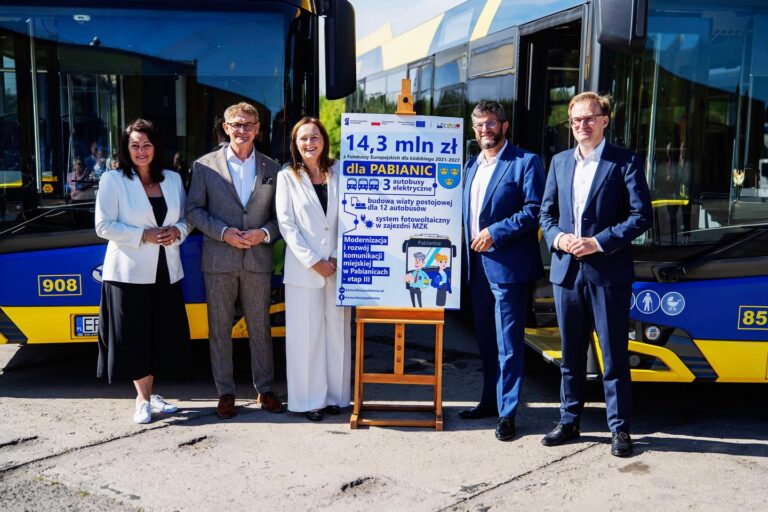 Od lewej: Magdalena Werstak, Krzysztof Habura, Joanna Skrzydlewska, Grzegorz Mackiewicz, Dawid Zakrzewski - na tle autobusów