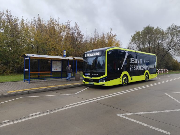 Elektryczny MAN Lion's City 10E na linii 2 na pętli Podmiejska