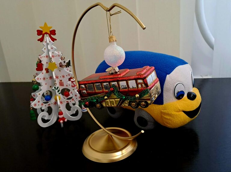 obrazek świąteczny - autobus, choinka