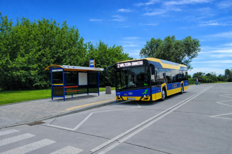 autobus linii 2 marki Solaris Urbino 12 hybrid na pętli przy ul. Podmiejskiej